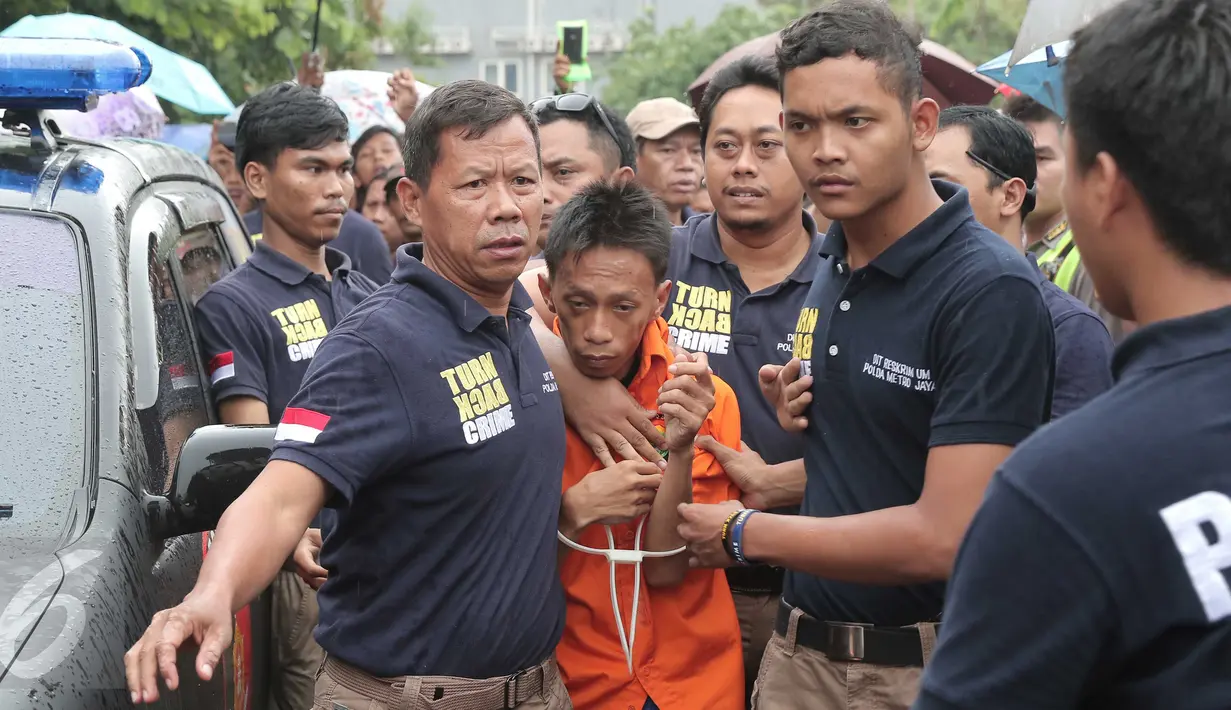 Polisi menggelar reka ulang pembunuhan Adinda Anggia Putri, siswi kelas I Madrasah Tsanawiyah Al-Mubarok di Rusun Benhil, Jakarta, Minggu (29/11/2015). Rekonstruksi diperagakan tersangka Anwar sebanyak 36 reka adegan. (Liputan6.com/Angga Yuniar) 