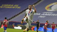 Pemain Paraguay Braian Samudio merayakan golnya ke gawang Chile pada laga grup A Copa America 2021 di Estadio Nacional de Brasília, Brasil, Jumat, 25 Juni. (AP Photo/Ricardo Mazalan)