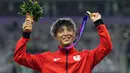 Peraih medali emas Jepang Koki Ueyama merayakan di podium saat upacara kemenangan nomor 200 meter putra Asian Games ke-19 di Hangzhou, China, Senin (2/10/2023). (AP Photo/Vincent Thian)