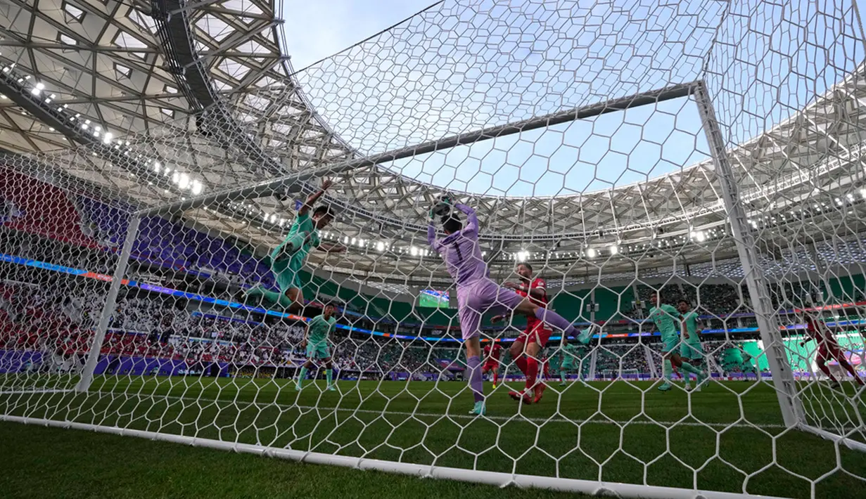 China tampil lebih dominan sepanjang 90 menit. Pasukan Aleksandar Jankovic itu mencatatkan 14 shots (7 on target) dan 62 persen penguasaan bola, unggul ketimbang Lebanon yang bikin 10 tembakan (5 on target) dan ball possession 38 persen. (AP Photo/Thanassis Stavrakis)