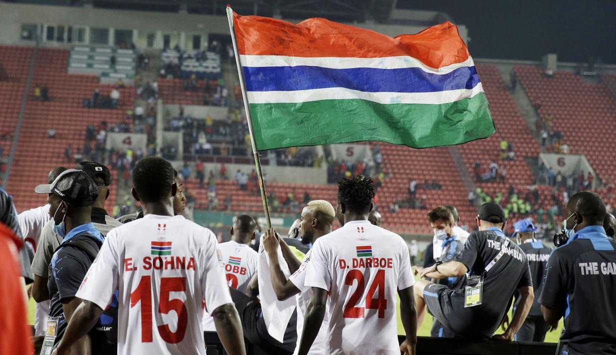 Gambia membuat kejutan dengan menyingkirkan Guinea 1-0 dalam pertandingan babak 16 besar Piala Afrika 2021. Gol kemenangan Gambia dicetak Barrow usai memanfaatkan umpan terobosan Yusupha Bobb pada menit ke-71. (AP/Sunday Alamba)