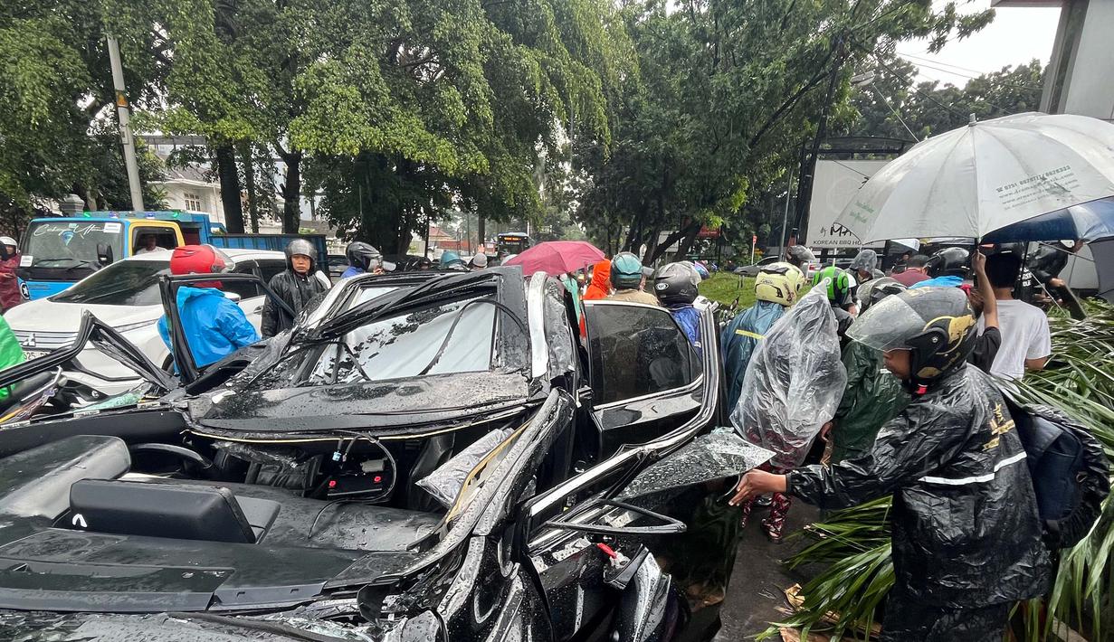 Ketika peristiwa naas itu terjadi, mobil tersebut sedang melintas tepat di bawah pohon tersebut. (merdeka.com/Arie Basuki)