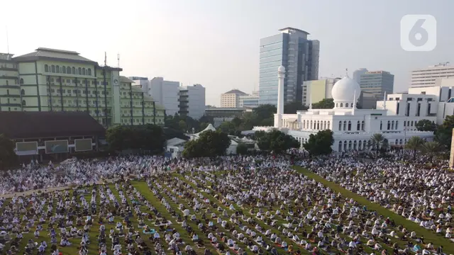 Ribuan Umat Muslim Sholat Idul Fitri 1442 H di Lapangan Masjid Al Azhar