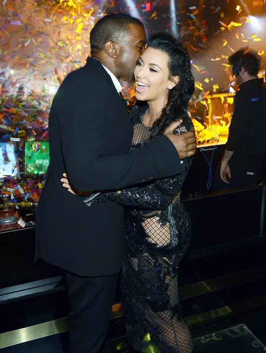 Momen ini terjadi satu hari setelah Kanye West mengumumkan dirinya akan miliki anak. (Denise Truscello/WireImage.com/USWeekly)