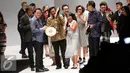 Wagub DKI Jakarta Djarot Saiful Hidayat, Kepala Bekraf Triawan Munaf, dan Ketua Umum JFW Svida Alisjahbana memukul rebana sebagai tanda pembukaan event Jakarta Fashion Week 2017 di Senayan City, Jakarta, Sabtu (22/10). (Liputan6.com/Immanuel Antonius)