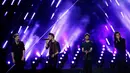 One Direction membawakan single terbarunya berjudul "Perfect" saat mengisi acara American Music Awards 2015 di Los Angeles, California, (22/11/2015).  One Direction juga memenangkan dua kategori penghargaan dalam AMA 2015 kali ini. (REUTERS/Mario Anzuoni)