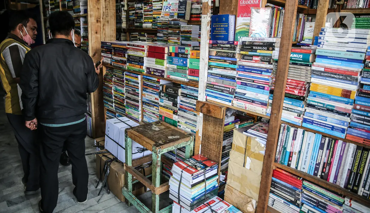 Pengunjung melihat buku di salah satu kios, kawasan Kwitang Jakarta, Jumat (26/6/2020). Sejumlah pedagang mengaku penjualan buku mengalami penurunan hingga 50 persen karena imbauan Pemerintah untuk tinggal dirumah dan libur sekolah selama pandemi COVID-19. (Liputan6.com/Faizal Fanani)