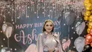 Ashanty menyelesaikan tampilannya dengan clear heels berpita jadi sentuhan netral tapi tetap manis [@ashanty_ash]