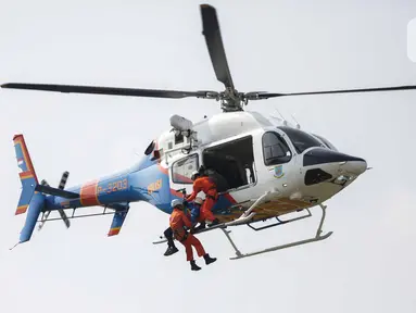 Anggota Polairud bersama tim SAR menunjukkan simulasi penyelamatan korban bencana saat perayaan HUT ke-69 Polairud di Mako Polairud, Pondok Cabe, Tangerang, Rabu (4/12/2019). Dalam simulasi tersebut turut dikerahkan helikopter hingga anjing K9. (Liputan6.com/Faizal Fanani)