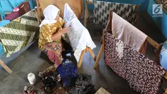 Seorang ibu membuat batik tulis di Kampung Batik Puswasedar kawasan Geopark Ciletuh, Sukabumi, Jawa Barat, Sabtu (22/9). Lebih dari 50 perempuan menekuni pembuatan batik tulis maupun cetak. (Merdeka.com/Arie Basuki)