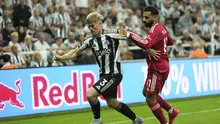Pemain Newcastle, Lewis Hall, beraksi di depan pemain Liverpool, Mohamed Salah, dalam pertandingan Liga Inggris di Newcastle, Inggris, Selasa (26&nbsp;Agustus 2025). (AP Photo/Jon Super)