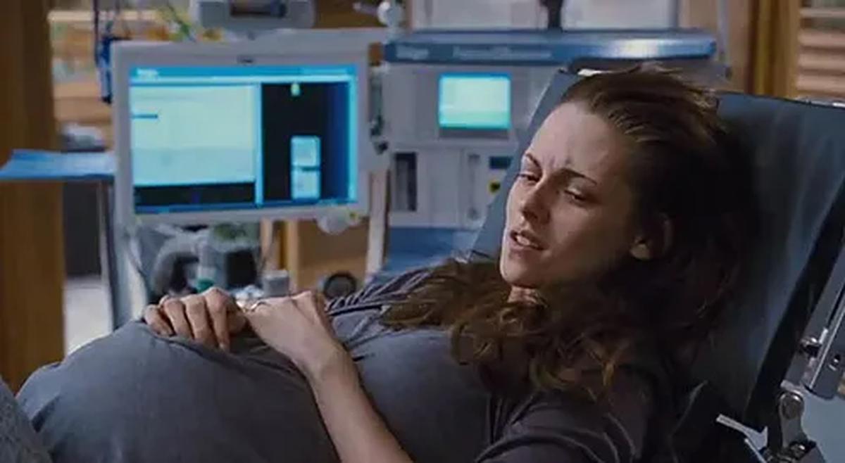 Bella Swan digambarkan sangat menderita saat hamil bayi vampir .(bitchmagazine.org)