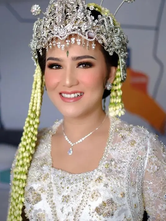 Di momen ini, Clara memilih tampilan makeup soft glam yang membuat penampilannya terlihat makin sempurna. (Instagram/fidelhertamakeup).