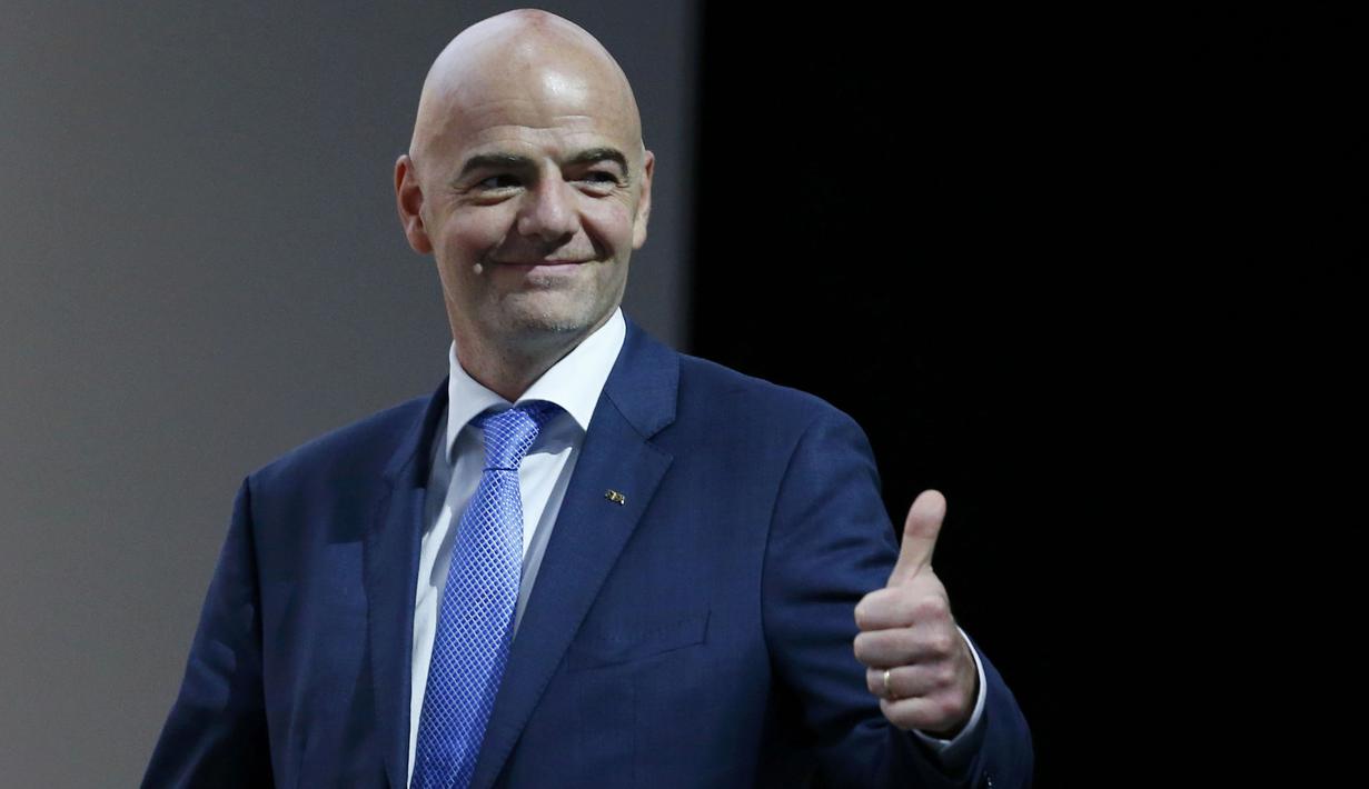 Presiden FIFA terpilih, Gianni Infantino  meraih 115 suara atau 27 suara lebih banyak dari Sheikh Salman bin Ebrahim al-Khalifa dalam putaran kedua pemilihan di Kongres Extraordinary FIFA di Zurich, Swiss, Jumat (26/2/2016). (REUTERS/Ruben Sprich)