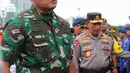 Panglima TNI Laksamana TNI Yudo Margono (kiri) dan Kapolri Jenderal Listyo Sigit Prabowo saat mengecek pasukan dalam apel Operasi Lilin 2022 di Monas, Jakarta, Kamis (22/12/2022). Kabid Humas Polda Metro Jaya Kombes Endra Zulpan mengatakan Operasi Lilin 2022 digelar selama 11 hari. (Liputan6.com/Angga Yuniar)