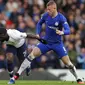 Gelandang Chelsea, Ross Barkley, berebut bola dengan pemain Tottenham Hotspur, Tanguy Ndombele, pada laga Premier League di Stadion Stamford Bridge, Sabtu (22/2/2020). Chelsea menang 2-1 atas Tottenham Hotspur. (AP/Kirsty Wigglesworth)