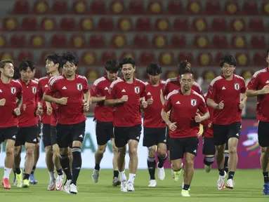 Para pemain Jepang melakukan pemanasan selama berlatih di Muscat, Oman, Senin (15/11/2021). Jepang akan bertanding melawan tuan rumah Oman pada Kualifikasi Piala Dunia 2022 zona Asia di Stadion Qaboos Sports Complex. (AP Photo/Kamran Jebreili)