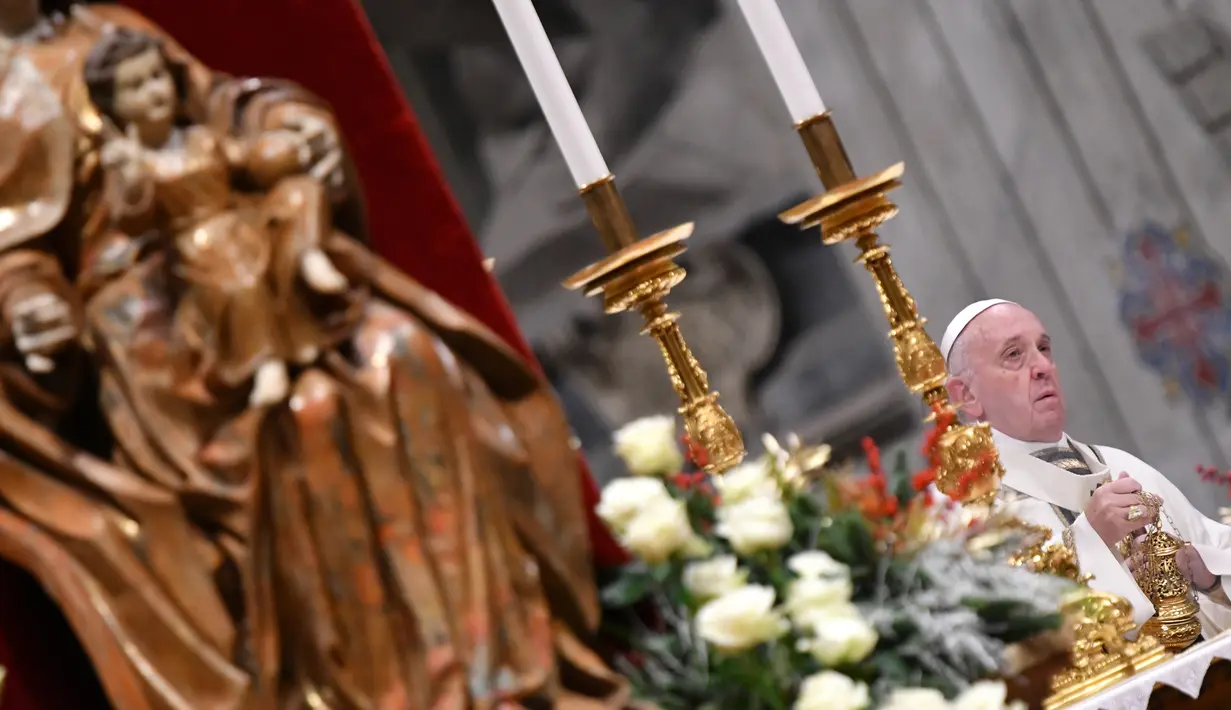 Paus Fransiskus memimpin misa Malam Natal di Basilika Santo Petrus, Vatikan, Selasa (24/12/2019). Paus Fransiskus memberikan khotbahnya seputar makna spiritual dan pribadi mengenai malam saat Yesus dilahirkan di Betlehem. (Alberto PIZZOLI / AFP)