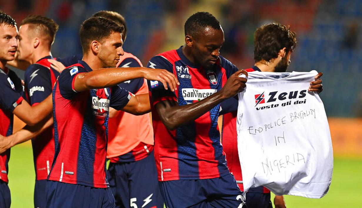 Pemain Crotone, Simy Nwankwko, melakukan selebrasi usai mencetak gol ke gawang Juventus pada laga Liga Italia di Stadion Ezio Scida, Minggu (18/10/2020). Kedua tim bermain imbang 0-0. (Francesco Mazzitello/LaPresse via AP)