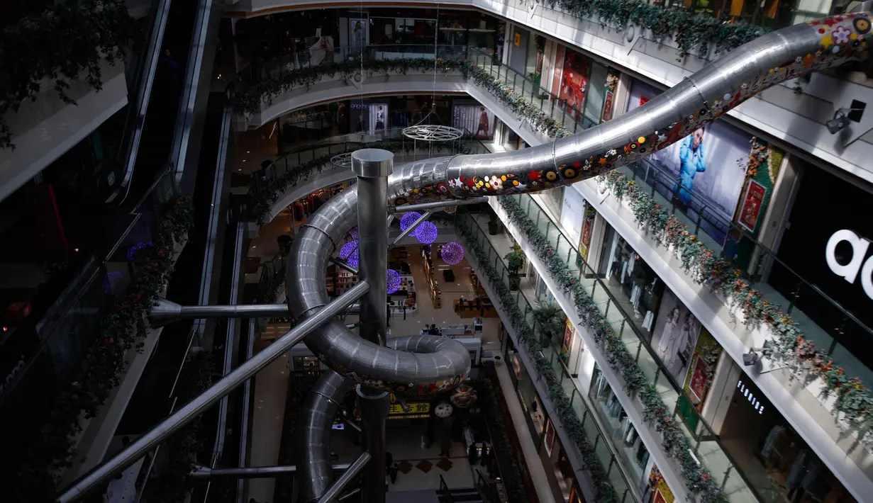 Gambar menunjukkan perosotan setinggi lima lantai yang dibangun di dalam salah satu pusat perbelanjaan di Shanghai, China, Selasa (16/2). Wahana permainan sepanjang 20 meter itu dibuka untuk umum pada 22 Februari mendatang. (REUTERS/Aly Song)