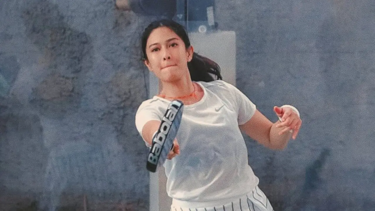 Gaya-gaya Dian Sastro Saat Main Padel, Modis Manis Meski Berkeringat