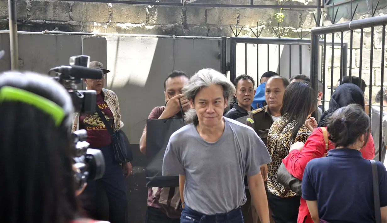 Ada yang membuat Fariz RM senang, sebelum sidang, ia mendapat hadiah sisir dari anaknya.