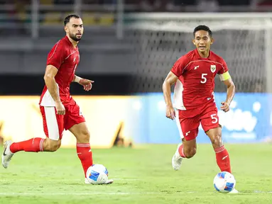 Pemain Timnas Indonesia, Jordi Amat dan Rizky Ridho dalam laga FIFA Matchday melawan Chinese Taipei di Stadion Gelora Bung Tomo (GBT), Surabaya, Jumat (05/08/2025). (Bola.com/Abdul Aziz)