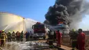 Petugas pemadam kebakaran berupaya memadamkan kebakaran di kilang minyak Zawiya setelah serangan pesawat nirawak di Zawiya, Libya, Selasa, 11 Agustus 2026. (AP/Yousef Murad)