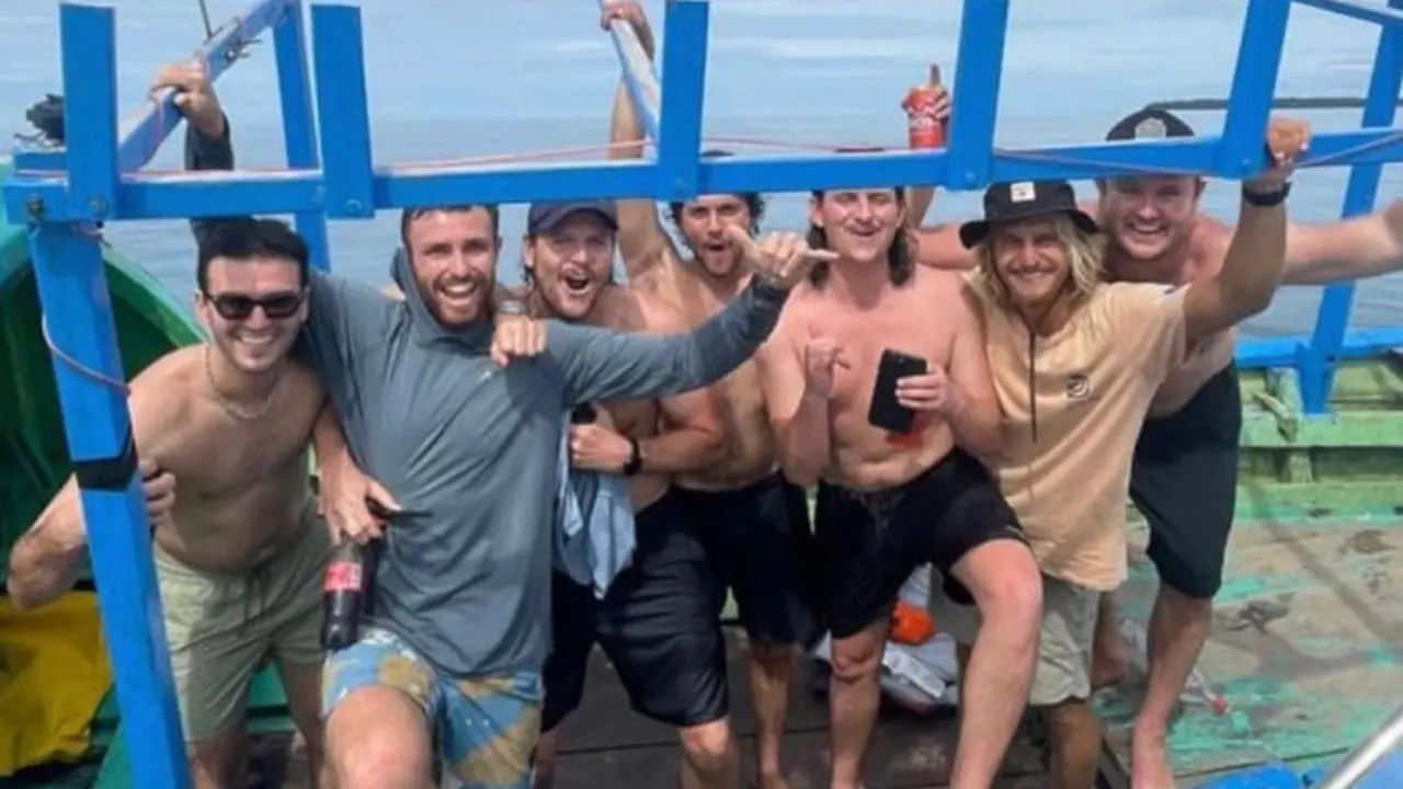 Kesaksian peselancar Australia, Elliot Foote setelah insiden kapal terbalik di Indonesia