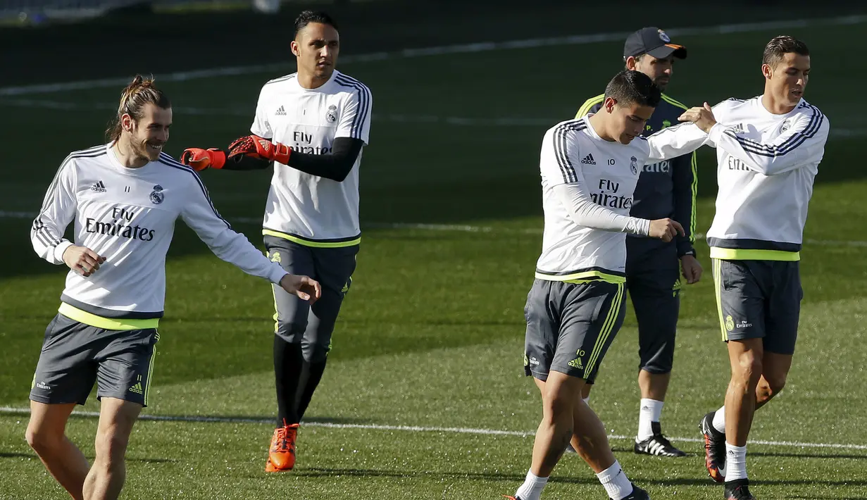 Para pemain Real Madrid melakukan pemanasan saat sesi latihan jelang El Clasico melawan Barcelona, di Valdebeba, Spanyol, Jumat (20/11/2015). Pertandingan akan digelar pada 22 November mendatanng di Santiago Bernabeu. (REUTERS/Paul Hanna)