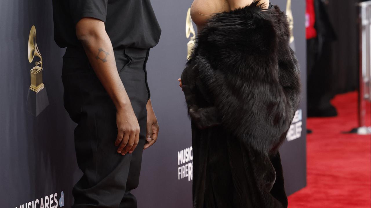Detik-detik Bianca Censori Buka Jubah hingga Telanjang di Karpet Merah Grammy Awards 2025