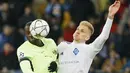 Gelandang Manchester City, Yaya Toure, berebut bola dengan pemain Dynamo Kiev, Lukasz Teodorczyk. Gol pertama City dicetak oleh Sergio Aguero melalui umpan dari Yaya Toure. (Reuters/Gleb Garanich)