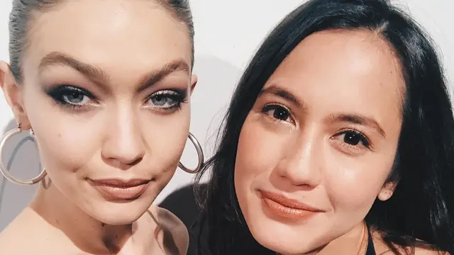 [Bintang] Kakak Adik Gigi Hadid-Bella Hadid Selfie dengan Seleb Indonesia. Siapa yang Paling Cantik?