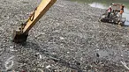 Alat berat mengeruk sampah di Pintu Air Marunda Hilir, Jakarta, Selasa (17/5). Perilaku buruk warga buang sampah sembarangan menyebabkan sampah selalu menumpuk di pintu air tersebut, meskipun setiap hari dibersihkan. (Liputan6.com/Immaniel Antonius)