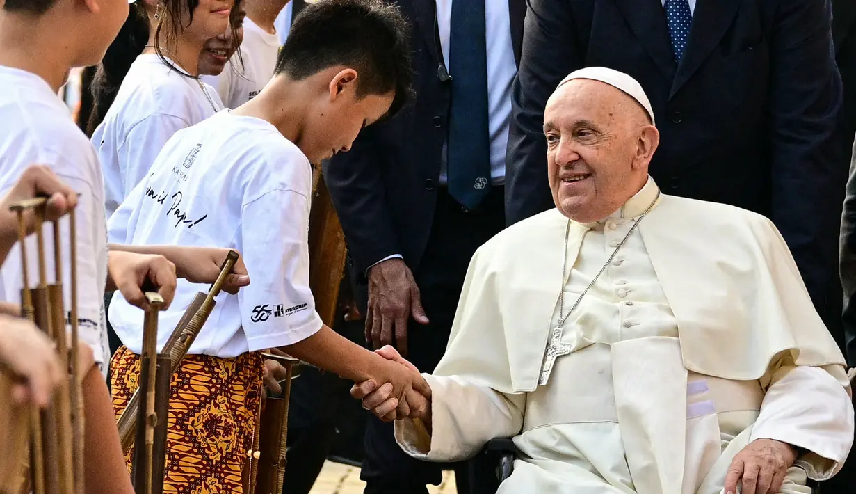 Satu per satu para pelajar tersebut berkesempatan bersalaman dengan Paus Fransiskus. (Tiziana FABI/AFP)