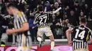 Selebrasi bek Juventus, Andrea Cambiaso setelah mencetak gol kedua timnya ke gawang Salernitana pada laga babak 16 besar Coppa Italia 2023/2024 di Juventus Stadium, Turin, Jumat (5/1/2024) dini hari WIB. (dpa via AP Photo/Marco Alpozzi)