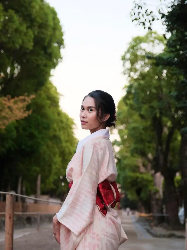 6 Potret Azizah Salsha Pakai Kimono, Pratama Arhan: Prettiest