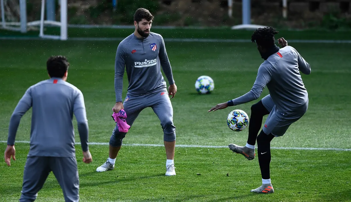 Para pemain Atletico Madrid saat mengikuti sesi latihan di Atletico de Madrid Sports City di Majadahonda (25/11/2019). Atletico Madrid akan bertanding melawan wakil Italia, Juventus pada Grup D Liga Champions di Allianz Stadium. (AFP/Oscar Del Pozo)