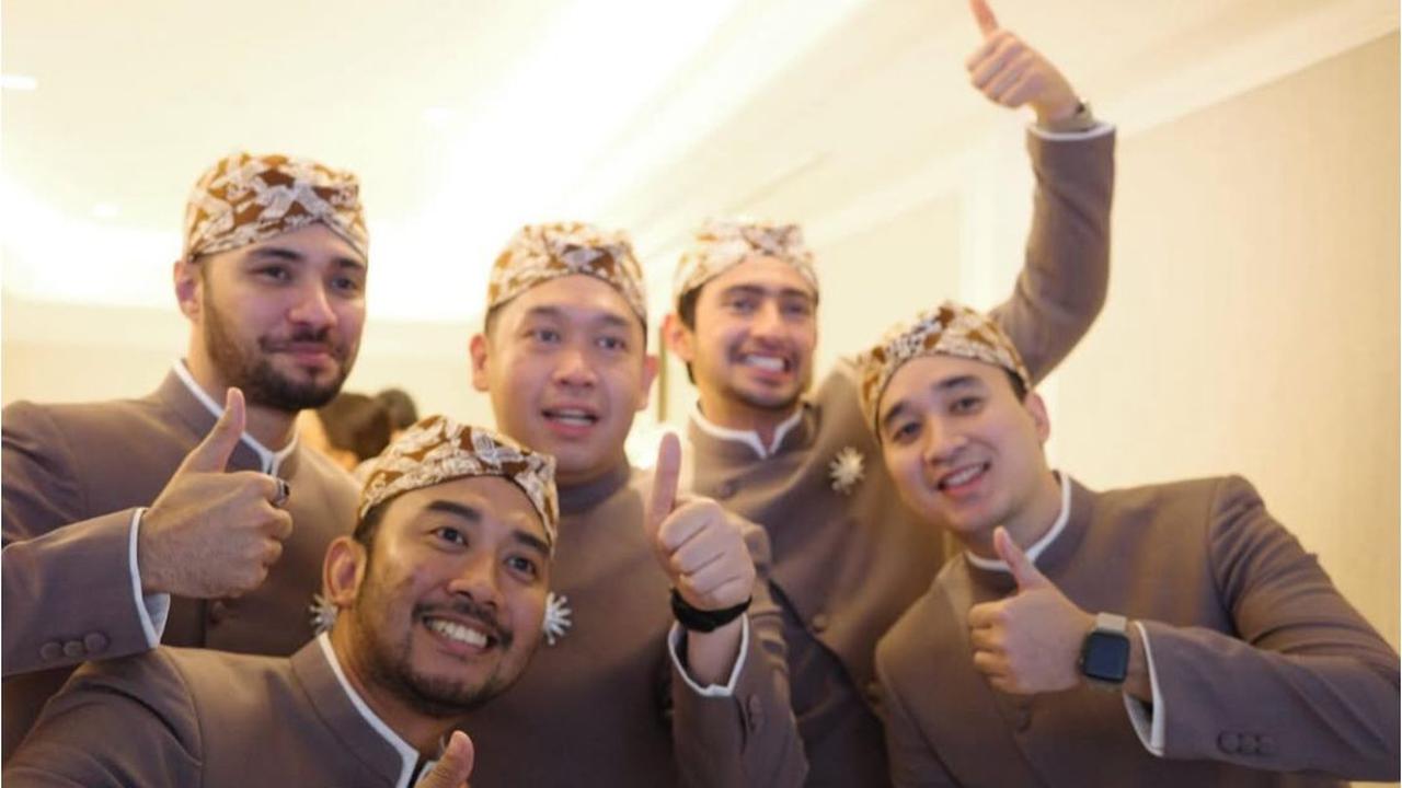 7 Potret Bahagia Refal Hady Saat Jadi Groomsman di Pernikahan Dewi Paramita