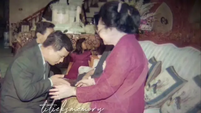 Viral Unggahan Lama Presiden Prabowo Subianto Sungkeman ke Mantan Presiden Soeharto di Momen Idulfitri. (Dok: TikTok @titieks.memory)
