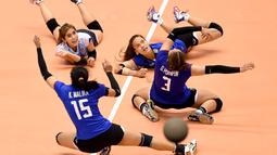 Para pevoli Thailand terlihat berebut bola saat melawan Korea Selatan pada babak final kualifikasi Voli putri untuk Olimpiade Rio de Janeiro 2016 di Tokyo, (21/5/2016). (AFP/Toru Yamanaka)