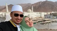 Kartika Putri dan Habib Usman selama di Mekkah bersama anak pertama mereka.(Instagram @kartikaputriworld)