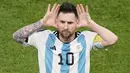 Pemain Argentina, Lionel Messi merayakan gol kedua timnya ke gawang Belanda yang dicetak melalui eksekusi tendangan penalti saat perempat final Piala Dunia 2022 yang berlangsung di Stadion Lusail, Jumat (09/12/2022) waktu setempat. Laga yang awalnya imbang 2-2 hingga extratime 2x15 menit, dimenangkan oleh Argentina pada babak adu penalti dengan skor 4-3. (AP/Ariel Schalit)