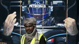 Seorang road crew bekerja di luar sirkuit corniche Formula One (F1), di Jeddah, Arab Saudi, Selasa (30/11/2021). Arab Saudi untuk pertama kalinya dipercaya menjadi tuan rumah balapan F1 2021, yang akan berlangsung 3-5 Desember mendatang. (AP Photo/Amr Nabil)