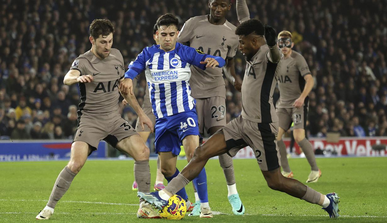 Sejumlah pemain Tottenham Hotspur bersuaha menghentikan pemain Brighton, Facundo Buonanotte (tengah) pada laga lanjutan Liga Inggris 2023/2024 di American Express Community Stadium, Brighton, Inggris, Jumat (29/12/2023) dini hari WIB. (AP Photo/Ian Walton)