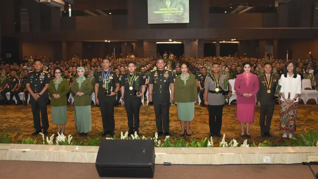 Kasad Jenderal TNI Maruli Simanjuntak memberikan penghargaan bagi sejumlah lulusan Dikreg LXVII Seskoad TA 2026. (Istimewa)