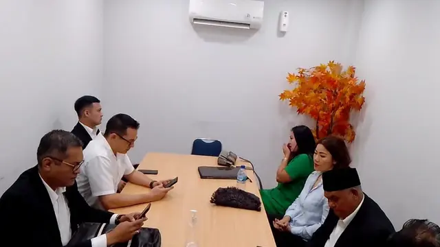 Ari Wibowo dan kuasa hukumnya (Liputan6.com/ M Altaf Jauhar)