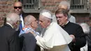 Paus Fransiskus bertemu korban kamp konsentrasi Nazi Auschwitz di Oswiecim, Polandia, Jumat (29/7). Kamp tersebut telah menewaskan Sekitar 1,1 juta orang, termasuk satu juta orang Yahudi di seluruh Eropa. (REUTERS / David W Cerny)