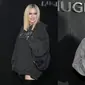 Foto kolase Avril Lavigne dan Tyga saat menghadiri Mugler x Hunter Schafer Party selama acara Paris Fashion Week di Prancis pada Selasa, 7 Maret 2023. Tyga dan Avril melawati banyak kerumunan dengan saling bergandengan tangan. Tampak Tyga mengenakan kemeja dan celana abu-abu dengan kalung-kalung silver besar. Sementara Avril mengenakan hoodie oversized dan boots tinggi ala Ariana Grande. (Scott Garfitt/Invision/AP)