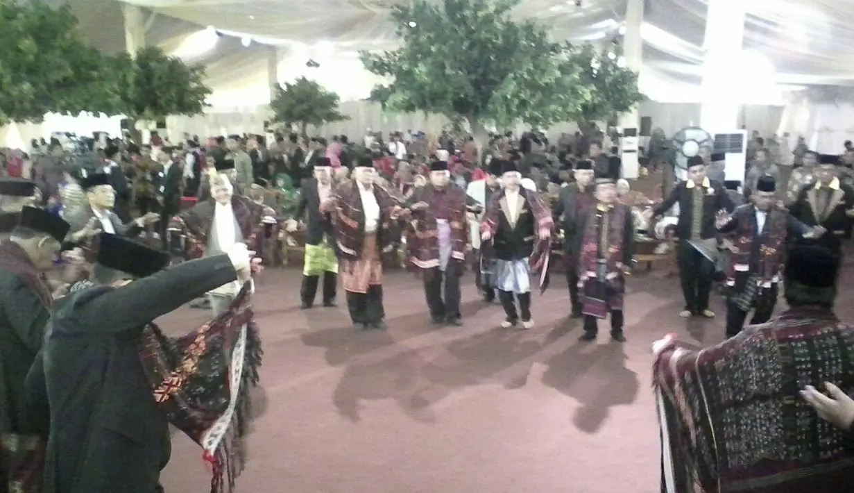 Darmi Nasution dan beberapa orang lainnya terlihat sedang menari tor tor di depan pelaminan Kahiyang dan Bobby. Sekitar 50 orang tamu undangan menghadiri acara ini dan hanya berlangsung sampai pukul 10.00 WIB. (Istimewa)